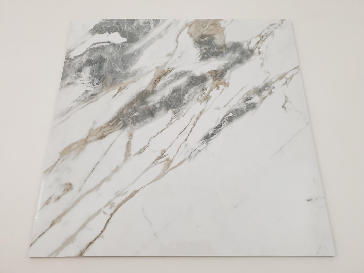 5Prissmacer Tinenza 75x75 marmur